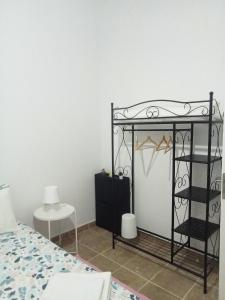 a bedroom with a bed and a black iron bed frame at Quarto duplo in Gradil
