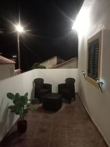 格拉迪爾的住宿－Quarto duplo，一群椅子在晚上坐在阳台上