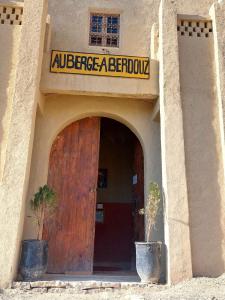 un ingresso a un edificio con una grande porta in legno di HÔTEL- KASBAH Aberdouz a Aït Hattab