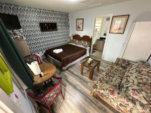 TV a/nebo společenská místnost v ubytování Guest Suite - Private Retreat - J-1