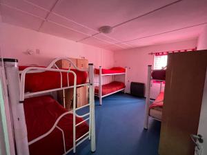 Łóżko lub łóżka piętrowe w pokoju w obiekcie Complejo Don Joel