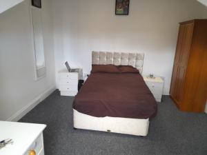 um quarto com uma cama grande e duas mesas de cabeceira em ACCANE em Monkwearmouth