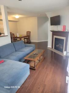 uma sala de estar com um sofá azul e uma lareira em Sweet room em Ottawa