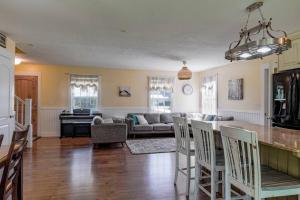 uma cozinha e sala de estar com mesa e cadeiras em Roller Mills Retreat - 16+ em Lehi