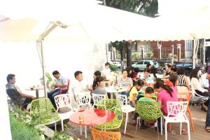 Hoang Ngoc Hotel في بلاي كو: مجموعة من الناس يجلسون على الطاولات في المطعم
