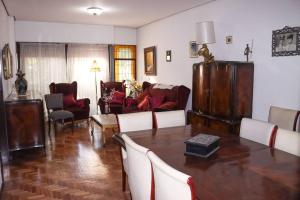 ein Wohnzimmer mit einem Tisch, Stühlen und einem Sofa in der Unterkunft Casa Royo de Ciudad in Mendoza