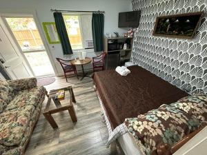 Posezení v ubytování Guest Suite - Private Retreat - J-1