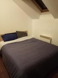 una camera con un grande letto di Prodhomme Olivier a Betton