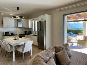 A kitchen or kitchenette at Villa Penelope Spartia Kefalonia
