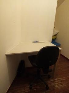 una scrivania bianca con sedia nera in una stanza di Prodhomme Olivier a Betton