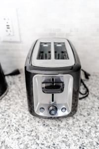 einem schwarzen und silbernen Toaster, der auf einer Theke sitzt in der Unterkunft Private Master Bedroom with Lock in Cambridge