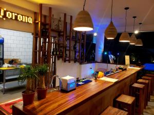 un bar dans un restaurant avec des comptoirs en bois dans l'établissement Ka´ana Surf, à El Paredón Buena Vista