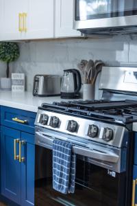 Galeriebild der Unterkunft Luxury Villa with hot tub! Walk to Beach & Bars in Long Beach