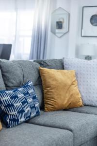 Galeriebild der Unterkunft Luxury Villa with hot tub! Walk to Beach & Bars in Long Beach