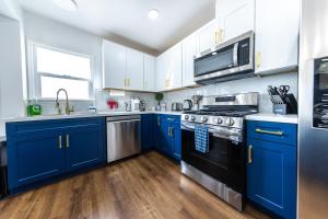 Galeriebild der Unterkunft Luxury Villa with hot tub! Walk to Beach & Bars in Long Beach