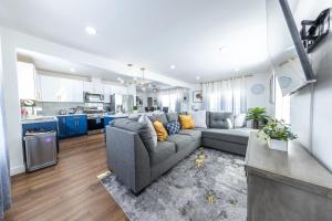 un salon avec un canapé et une cuisine dans l'établissement Luxury Villa with hot tub! Walk to Beach & Bars, à Long Beach