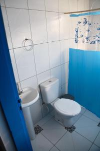 a bathroom with a toilet and a sink at Calango Hostel in Ibicoara