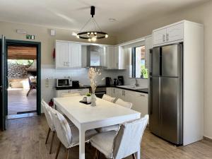 A kitchen or kitchenette at Villa Penelope Spartia Kefalonia