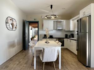 A kitchen or kitchenette at Villa Penelope Spartia Kefalonia