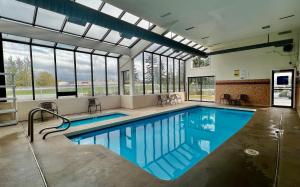 a large swimming pool with a large building with windows at Quality Inn Mount Vernon in Mount Vernon