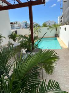 vistas a una piscina en la parte superior de un edificio en Apartment in Bayahibe with pool en Bayahibe