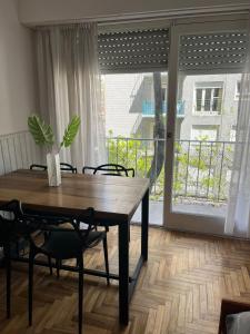 ein Esszimmer mit Tisch und Stühlen und einem Fenster in der Unterkunft Depto 2 ambientes Zona Aldrey in Mar del Plata