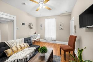 a living room with a couch and a table at 1 Bdrm Modern Posh Upenndrexel Univ in Philadelphia