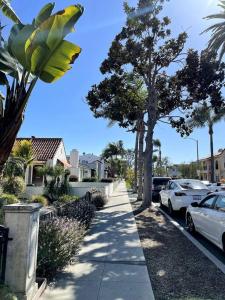 un trottoir avec des voitures garées sur le côté d'une rue dans l'établissement Beautiful unit in the heart of Belmont Shores !, à Long Beach
