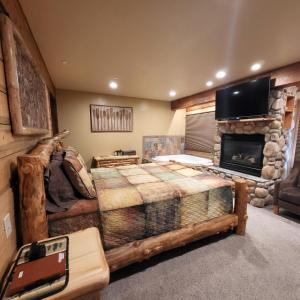 Tempat tidur dalam kamar di BuffaloPeaks Lodge