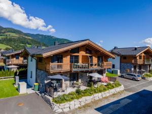 una imagen de una casa de madera con aparcamiento en Chalet Aquila, en Niedernsill