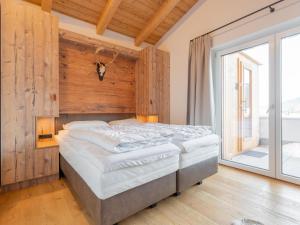 穆勞附近聖格奧爾根的住宿－Kreischberg The Exclusive Eight，一间卧室设有一张床和一个大窗户