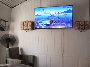 TV at/o entertainment center sa The Butterfly Cabin with adjustable king-size bed.