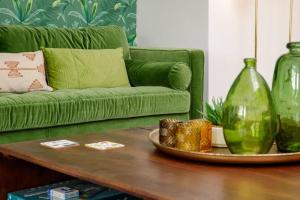 a living room with a green couch and a coffee table at Flat 1 Highgate, Walford Road, Ross on Wye in Wilton