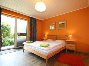 een slaapkamer met een bed en een groot raam bij Yannsa in Untertweng