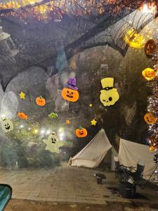 um ecrã de Halloween com abóboras e abóboras numa parede em K Highstel Jayeon 