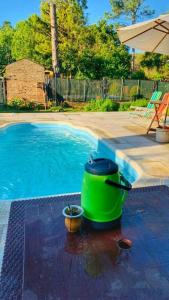 uma panela verde ao lado de uma piscina em Quinta atardeceres - paraje la virgen em General Alvear