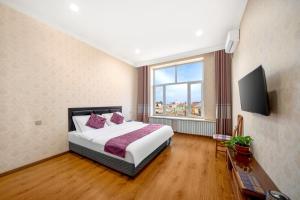 a bedroom with a bed and a large window at Harbin Binpeng Inn - Harbin Taiping International Airport in Taipingzhuang