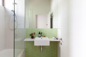 een badkamer met een wastafel en een douche bij Relax by the Sea in Queenscliff