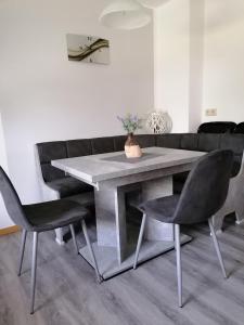 comedor con mesa y sillas en Haus Maria en Olmscheid
