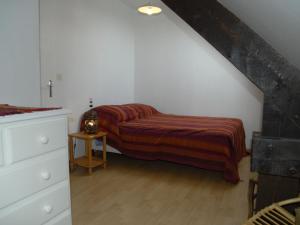 um quarto com uma cama com um cobertor listrado em Gîte Montreuil-le-Henri, 5 pièces, 10 personnes - FR-1-410-184 em Montreuil-le-Henri