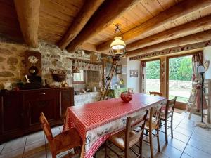 een keuken met een tafel en stoelen in een kamer bij Gîte Saugues, 4 pièces, 6 personnes - FR-1-582-127 in Saugues