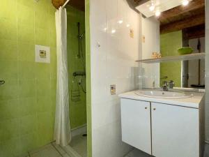 een badkamer met een wastafel en een douche bij Gîte Saugues, 4 pièces, 6 personnes - FR-1-582-127 in Saugues