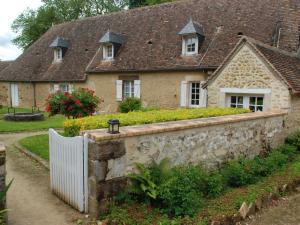 un vecchio muro di pietra di fronte a una casa di Petite maison de campagne avec piscine chauffée, tennis et nombreuses activités pour tous! - FR-1-410-270 a Maresché
