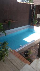 a swimming pool in the middle of a backyard at Pousada Casa Jardim in Serra Negra