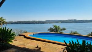 una piscina con vista al agua en Cabaña Santa Ana, en Santa Ana