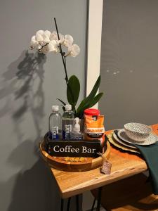 een koffiebar bord op een tafel met een bloem bij The Sahara #3 in Bellefontaine