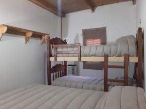 1 Schlafzimmer mit 2 Etagenbetten in einem Zimmer in der Unterkunft Sol y Luna 1 in Perito Moreno