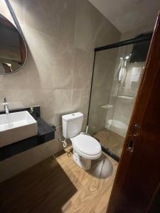 uma casa de banho com um WC, um lavatório e um chuveiro em RM hospedagem unidade Gamboa em Cabo Frio