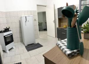 Kuchyň nebo kuchyňský kout v ubytování Acolhedora casa de 03 quartos