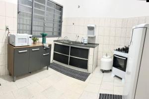 Kuchyň nebo kuchyňský kout v ubytování Acolhedora casa de 03 quartos